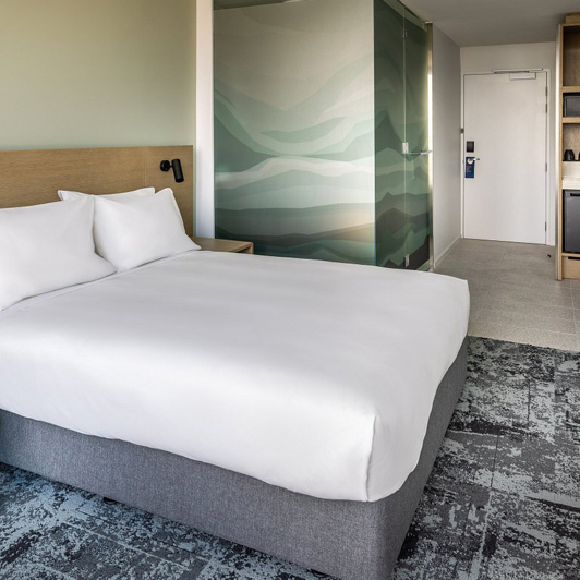 Holiday Inn Express Auckland New Zealand Standard One Bed 02