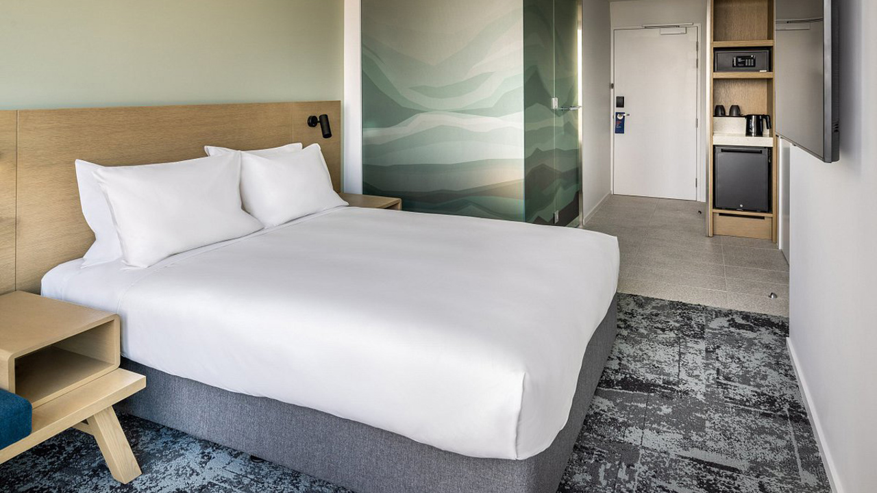 Holiday Inn Express Auckland New Zealand Standard One Bed 02