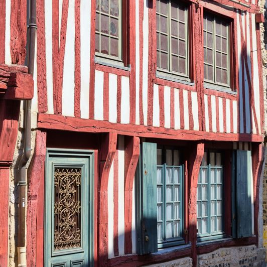 Vi skal også besøge Honfleur, en af Normandiets mest charmerende havnebyer...