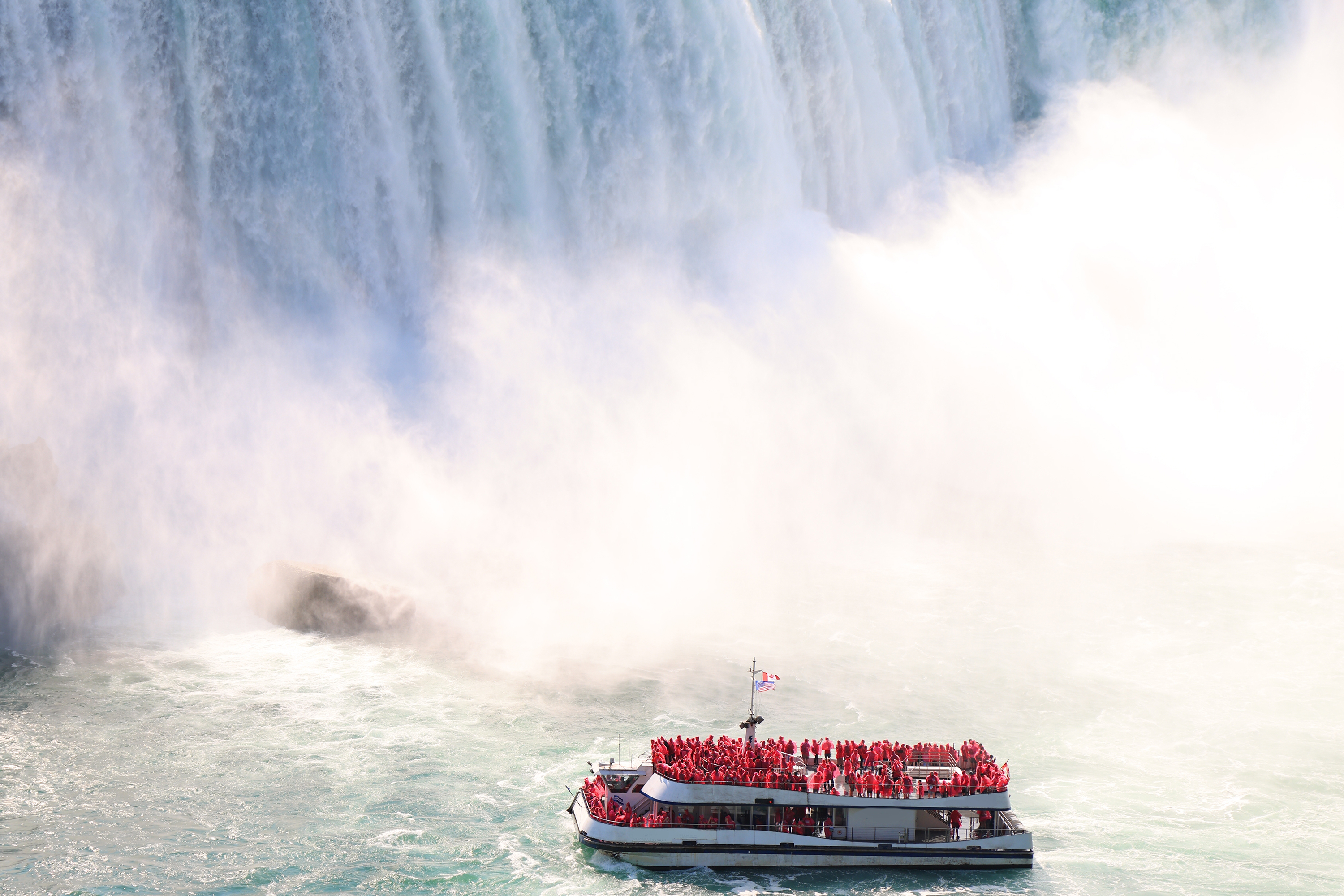 Skibet The Hornblower på tur tæt på vandfaldet ...