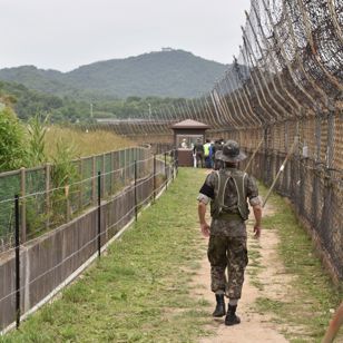 Sydkorea DMZ South Korean Soldier Patrols Border With North Korea
