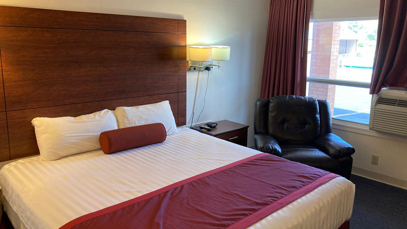 Hot Springs Hill Inn USA SD One King Bedroom 01