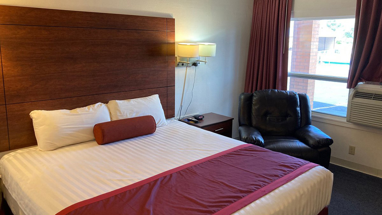 Hot Springs Hill Inn USA SD One King Bedroom 01