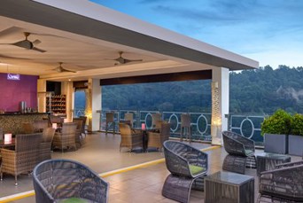 Radisson Hotel Kandy Rooftop Poolbar 01