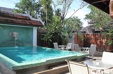 laos - luang praban - villa santi hotel_pool_garden