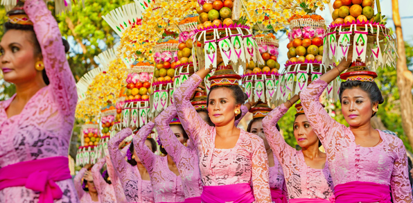 En traditionel og farverig ceremoni på Bali