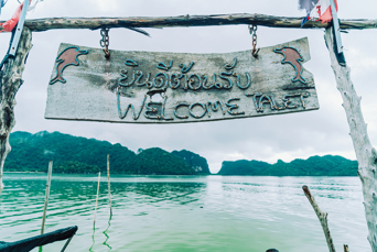thailand - Khanom_lyseroede delfin_havn_01