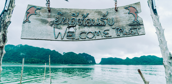 thailand - Khanom_lyseroede delfin_havn_01