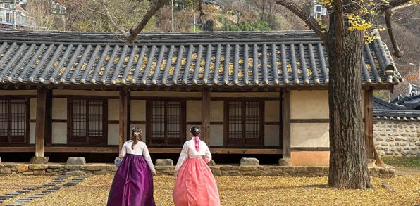 Sydkorea Jeonju To Koreanske Kvinder Med Hanbok Ved Hyanggyo Lokal Konfusiansk Skole