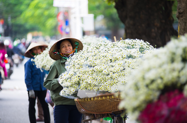 vietnam - hanoi_kvinde_gadesaelger_01