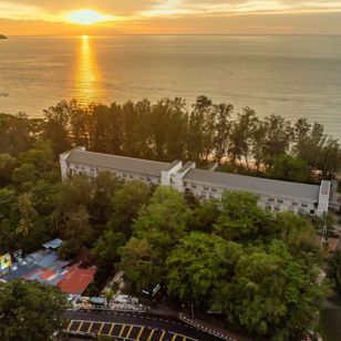 Lone Pine Resort Exterior