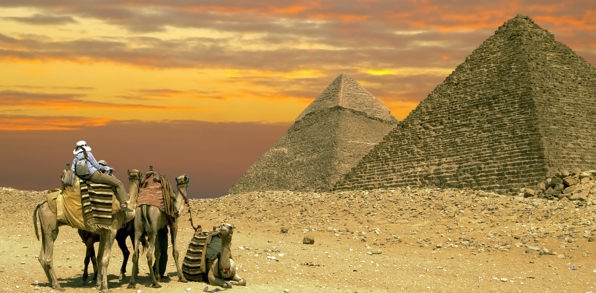 egypten - sahara kamel pyramide