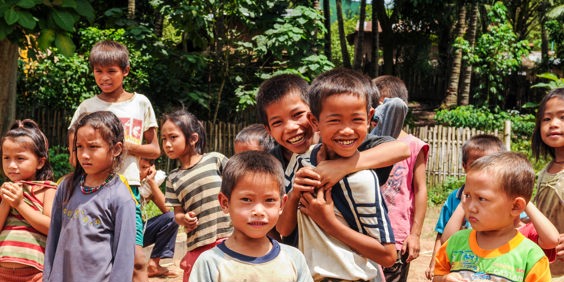 laos - laos_landsby nord for luang prabang_boern_01