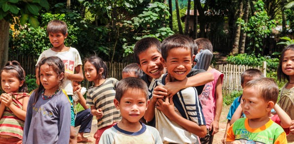 laos - laos_landsby nord for luang prabang_boern_01
