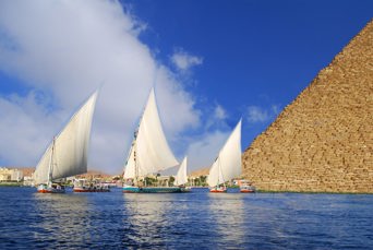 I oplever også livet på Nilen med de traditionelle både, falukas.