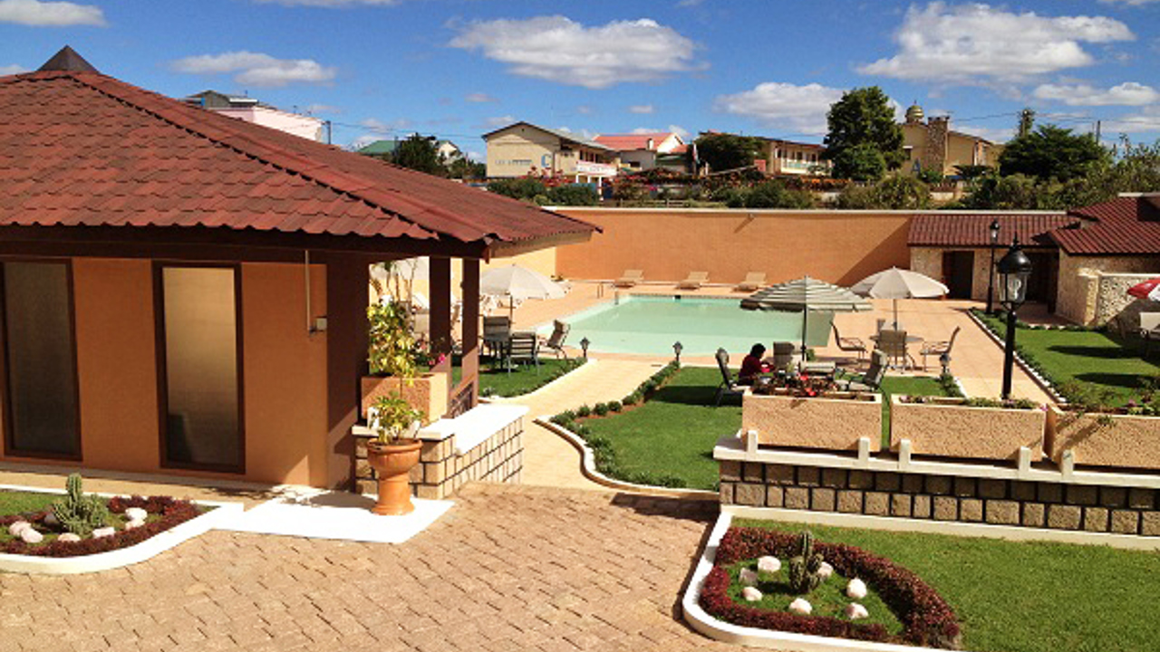 le royal palace_pool_01