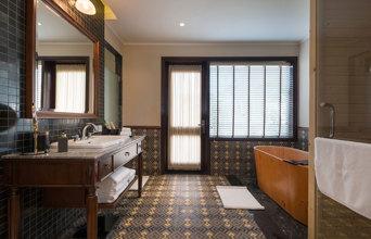 Veranda Suite Pool View Bathroom 1