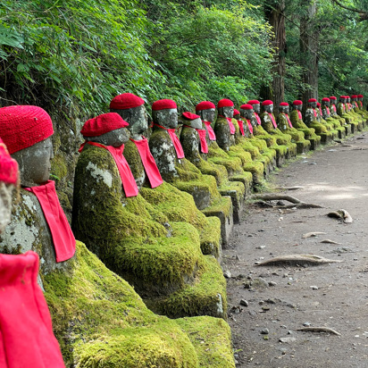 Pham Mosklædte Statuer