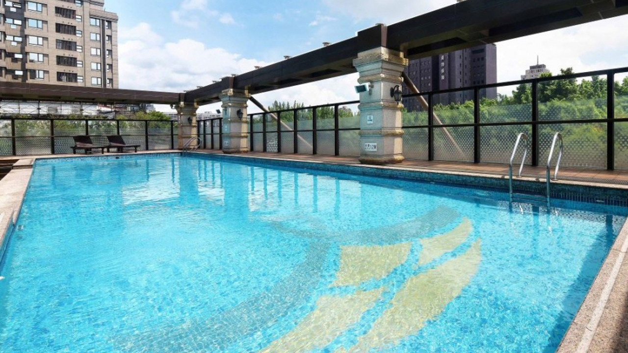 Fullon Hotel Taipei Central Pool 01