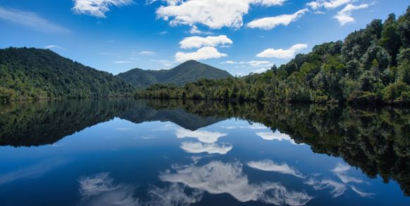 I det vestlige Tasmanien kommer vi på cruise ad smukke floder...