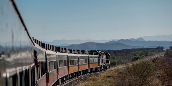 I Creel hopper vi på Chepe Express, som skal køre os igennem Kobberkløftens slugter og dale.