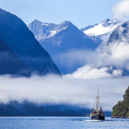 Herefter sejler vi ind i de smukke fjorde, Dusky, Doubtful og Milford Sound...