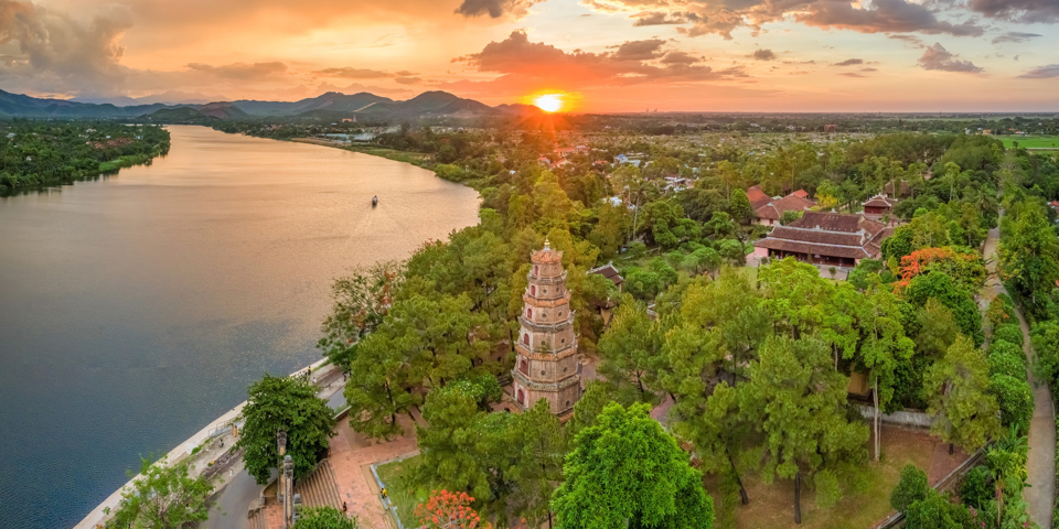 Hue Thien Mu Pagode Duftenes Flod 01