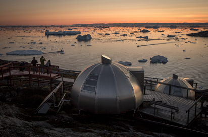 photographers_by_the_igloos 1